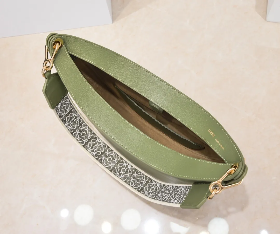 Avocado green, top quality original order. The smooth crescent shape of the L Luna series moon bag not only elongates the proportions of the whole person without getting stuck on the upper body, but also feels particularly comfortable. The wide shoulder strap design does not press the shoulder buckle opening, making it easier to open and close. The internal capacity is also large, and sunglasses and folding umbrellas can be easily arranged with sliding hanging loops hidden on both sides. Shoulder straps or hanging accessories can be attached, making it convenient for various occasions. It is a bag that shows off its temperament and is highly used in daily life! Luo Yiwei size: 29*27*8cm: model: 8891#